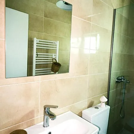 Side Iv Apartment *